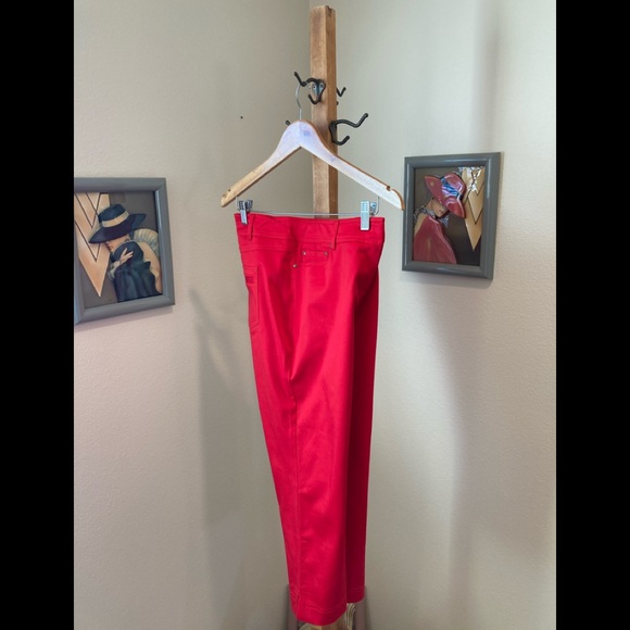 NEW red cache capris with cute detail - Picture 1 of 3